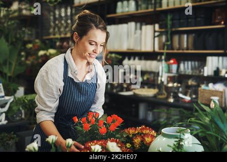 Es gibt so viel Schönheit und Farbe in der Natur. Kurzer Schuss einer attraktiven jungen Floristin, die Blumen in ihrer Pflanzenkinderstube arrangiert. Stockfoto