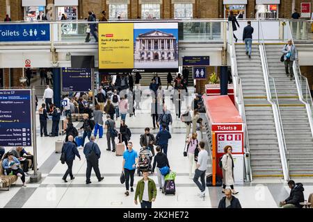 Bild zeigt: Grundkurse auf dem Weg nach oben heute 22.9.22 Liverpool Street Station TV-Bildschirm zeigt die Nachrichten, die die Bank of England in der Stadt London hat Stockfoto