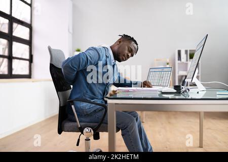 Rückenschmerzen Schlechte Haltung Sitzender Mann Stockfoto