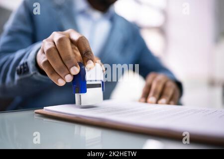 Stempel Des Vertragsdokuments Des Öffentlichen Notars Stockfoto