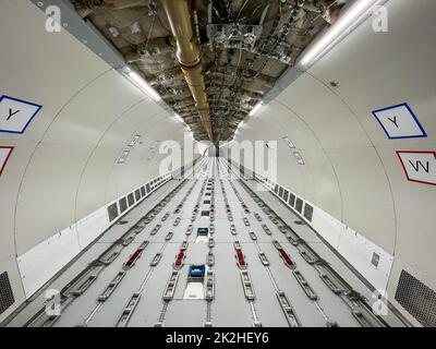 Cargo Airplane - Blick in den Gepäckraum auf dem Hauptdeck eines frisch umgebauten Großkörperfrachtflugzeugs Stockfoto