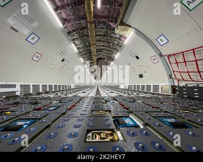 Cargo Airplane - Blick in den Gepäckraum auf dem Hauptdeck eines frisch umgebauten Großkörperfrachtflugzeugs Stockfoto