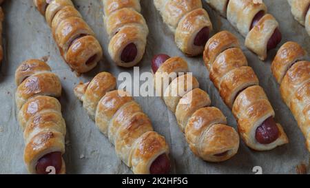 Wurstbrötchen. Weich gebackenes Brötchen (Teig) gefüllt mit Wurst für Fast-Food-Frühstück oder Kaffeepause. Wurstrolle (Hot Dog). Stockfoto