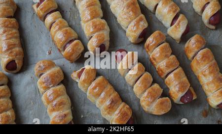 Wurstbrötchen. Weich gebackenes Brötchen (Teig) gefüllt mit Wurst für Fast-Food-Frühstück oder Kaffeepause. Wurstrolle (Hot Dog). Stockfoto