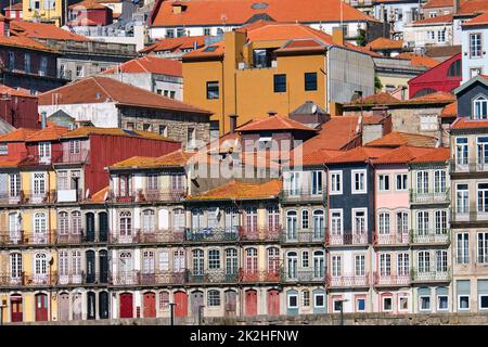 Bunte Häuser in der Altstadt von Porto, Portugal Stockfoto