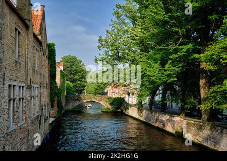 Touristenboot im Kanal. Brügge Brügges, Belgien Stockfoto