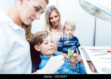 Zahnarzt und Junge Patient die Wahl der Zahnspange in der Klinik Stockfoto