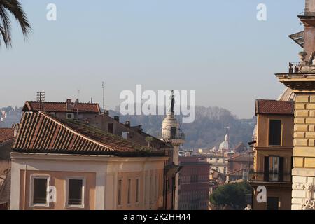 Rom, Italien, 29. Dezember 2018 - Der Trajan Spalte ist eine Römische Siegessäule zum Gedenken an den römischen Kaiser Trajan Sieg in der Dakischen Kriege Stockfoto