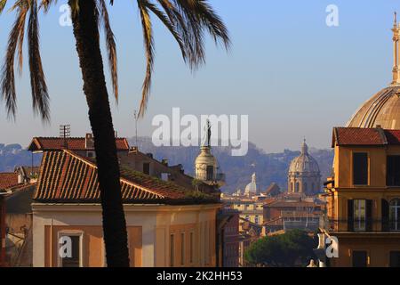 Rom, Italien, 29. Dezember 2018 - Der Trajan Spalte ist eine Römische Siegessäule zum Gedenken an den römischen Kaiser Trajan Sieg in der Dakischen Kriege Stockfoto