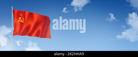 UdSSR-Flagge isoliert auf einem blauen Himmel. Horizontales Banner Stockfoto