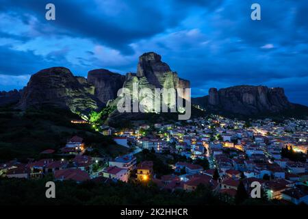 Kalambaka Dorf in berühmtem Touristenziel Meteora in Griechenland in der Nacht Stockfoto