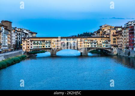 Florenz, Italien - circa Juni 2021: Sonnenuntergang auf der Ponte Vecchio - Alte Brücke. Erstaunliches blaues Licht vor dem Abend. Stockfoto