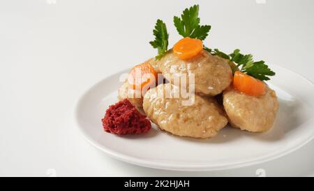 Fisch mit Karotte gefiltet. Teller mit traditionellem Pessach gefilte Fisch auf dem Tisch Stockfoto