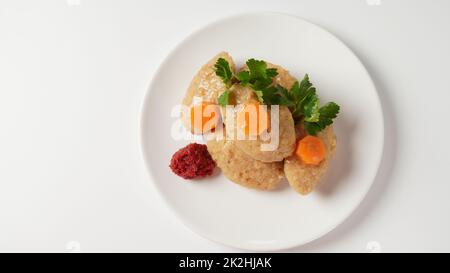 Fisch mit Karotte gefiltet. Teller mit traditionellem Pessach gefilte Fisch auf dem Tisch Stockfoto