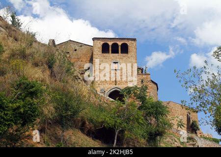 Ein traditionelles Felsenhaus auf den Klippen eines Berges mit Olivenbäumen in Umbrien Stockfoto