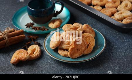 Palmier Biscuits - französische Kekse aus Blätterteig, auch Palmblätter, Elefantenohren oder französische Herzen genannt Stockfoto