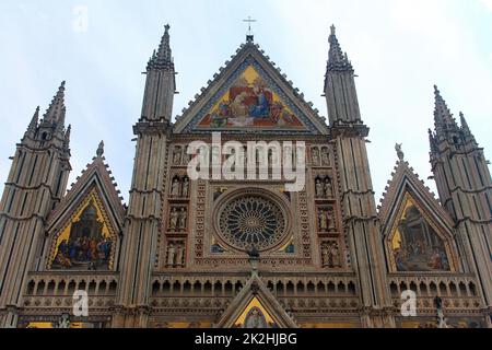Nahaufnahme der Kathedrale von Orvieto (Duomo di Orvieto) in Umbrien Stockfoto