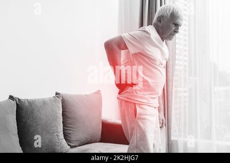 Der ältere Mann leidet unter Schmerzen im unteren Rücken Stockfoto