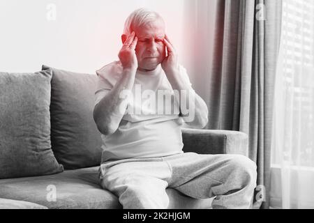 Der ältere Mann hat Kopfschmerzen Stockfoto