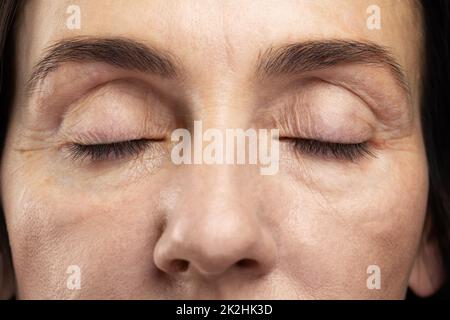 Müde Augen einer Frau mittleren Alters Stockfoto