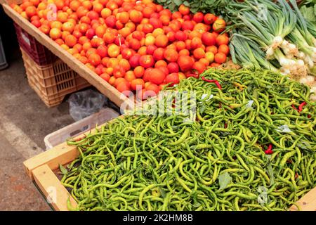 Dünne, grüne Paprika Tomaten und Zwiebeln auf lebensmittelmarkt Metall-beschaeftigten angezeigt, Kyrenia, Zypern Stockfoto