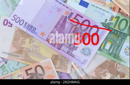 Inflation, Finanzcrash, Euro-Banknoten, Wirtschaftsentwicklung und steigende Preise, hohe Lebenshaltungskosten Stockfoto