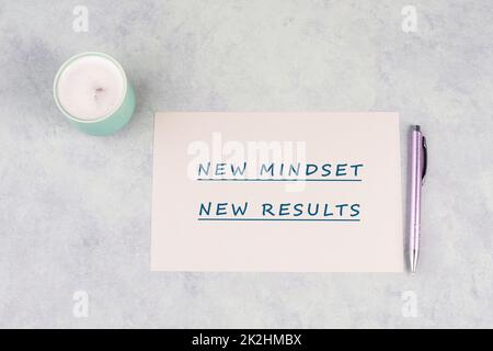 Neue Denkweise Neue Ergebnisse stehen auf dem Papier, Coaching-Strategie, optimistisches und positives Denken, erfolgreicher Lebensstil Stockfoto