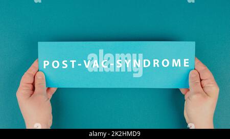 Die Worte Post-vac-Syndrom stehen auf einem Papier, covid-19 Impfschaden und Nebenwirkungen, pandemischer Jab Stockfoto