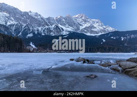 Kalter Morgen am gefrorenen Eibsee, Bayern, Deutschland, vor der Zugspitze Stockfoto