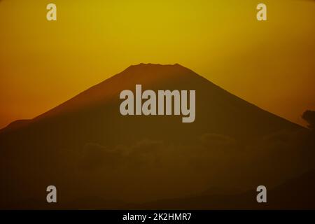 Abenddämmerung und Berg Fuji, der vom Yokohama Landmark Tower aus zu sehen ist Stockfoto