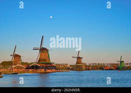 Windmühlen bei Zaanse Schans in Holland in der Dämmerung bei Sonnenuntergang. Niederlande Stockfoto