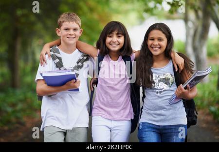 Sie lieben die Schule. Kurzer Schuss von Grundschulkindern. Stockfoto