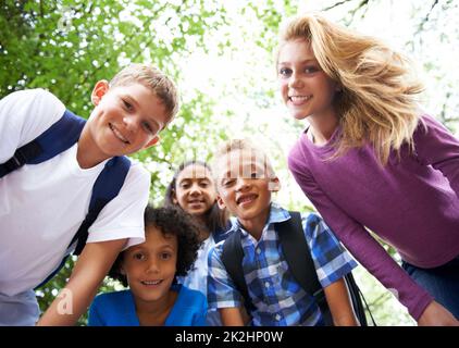 Sie lieben die Schule. Kurzer Schuss von Grundschulkindern. Stockfoto