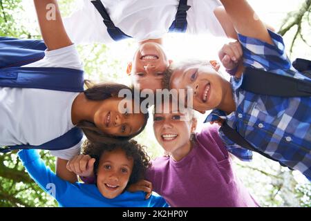 Sie lieben die Schule. Kurzer Schuss von Grundschulkindern. Stockfoto