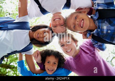 Wer mag den Sommerurlaub nicht. Kurzer Schuss von Grundschulkindern. Stockfoto