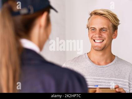 Ihre Service-Lieferung hinterlässt immer einen bleibenden Eindruck. Ein Kurier, der eine Lieferung an einen zufriedenen Kunden macht. Stockfoto