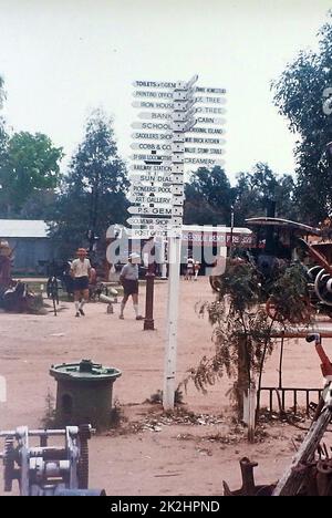 Bild der 1970er Jahre - DAS PIONEER Settlement Museum in Swan Hill, Australien, wurde 1963 GEGRÜNDET und war das erste Freiluftmuseum in Australien. Seit dieser Krawatte hat es sich entwickelt und gewachsen, um den ultramodernen Heartbeat der Murray Lasershow zu umfassen. Stockfoto