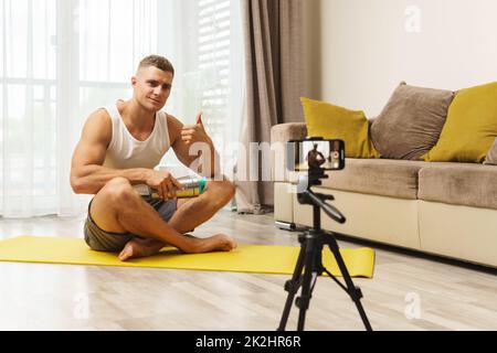 Fitness-Blogger streamen oder aufzeichnen von Videos für seine Abonnenten Stockfoto