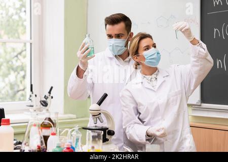 Kollegen von Wissenschaftlern arbeiten während der Forschung mit chemischen Reagenzien in einem Labor Stockfoto