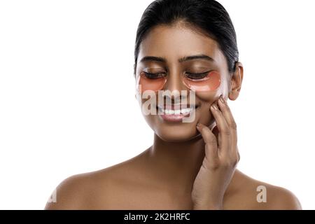 Schöne indische Frau mit feuchtigkeitsspendenden Augenflecken unter ihren Augen Stockfoto