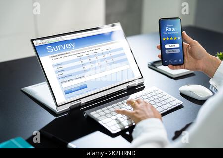 Business-Pc-Formular Zur Online-Umfrage Auf Einem Digitalen Laptop Ausfüllen Stockfoto