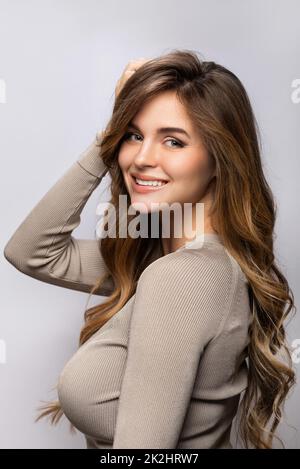 Porträt einer jungen hübschen Frau mit lockiger Frisur Stockfoto