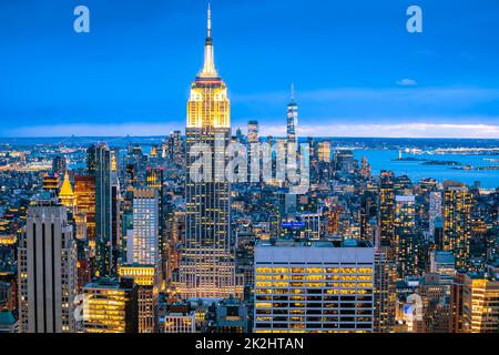 Abendlicher Blick auf die Skyline von New York City Stockfoto