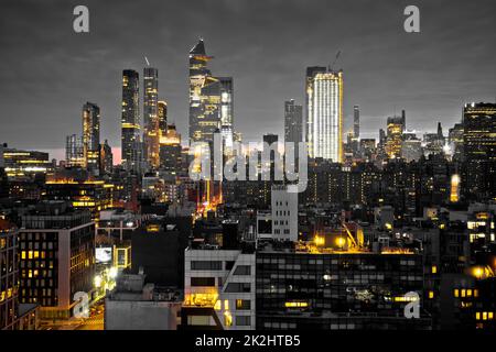 Epische Skyline von New York City in Schwarz und Weiß mit gelben Lichtern bei Nacht Stockfoto