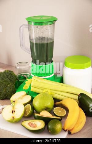 Mixer und Zutaten für gesunden Smoothie Stockfoto