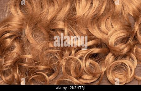 Goldblondes, welliges Haar Stockfoto