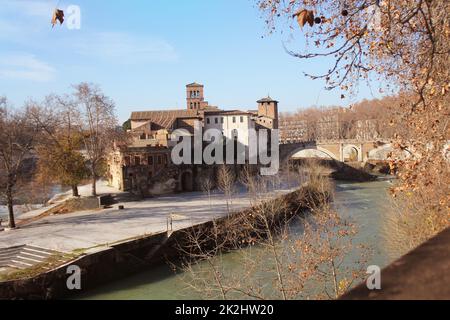 Tiberinsel (Isola Tiberina) auf dem Tiber in Rom, Italien im Herbst Stockfoto