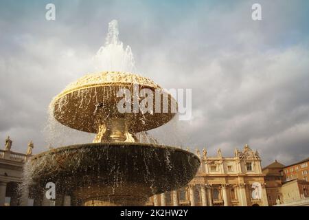 Brunnen vor der Hauptfassade der Basilika von St. Peter, Vatikan, Rom, Italien Stockfoto