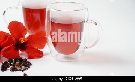 Ein transparentes Glas mit heißer roter Karcade-Blumentee Stockfoto