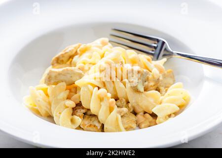 Pasta Fusilli mit Hühnerfleisch und weißen Bohnen Stockfoto